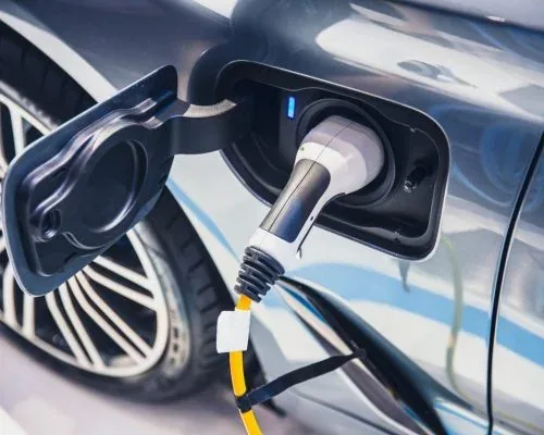 Conector de recarga ligado ao carro
